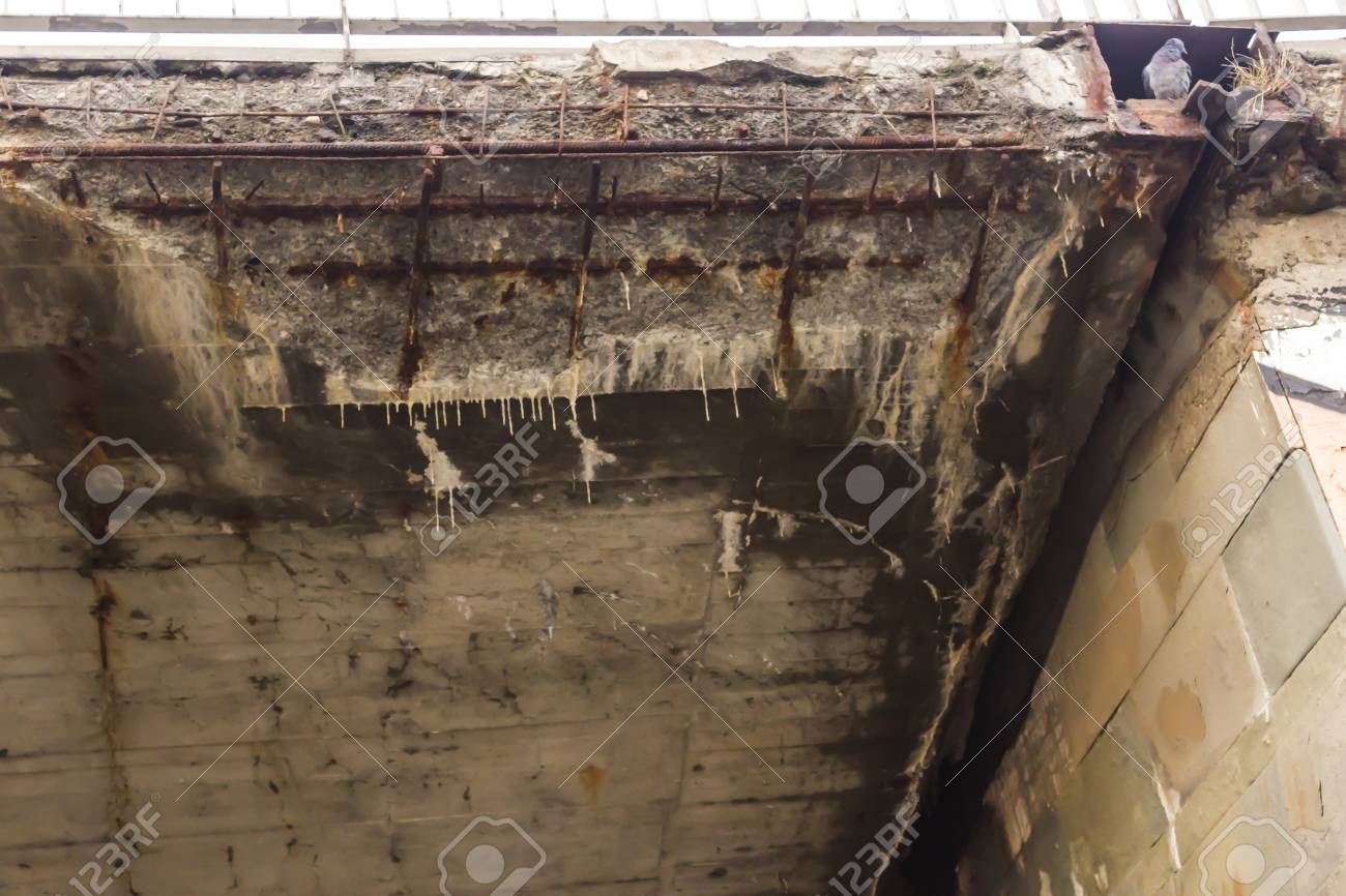 Brücke mit Rissen durch Korrosion