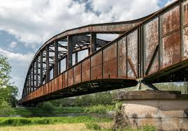 Verrostete Stahlbrücke mit abgeblättertem Lack